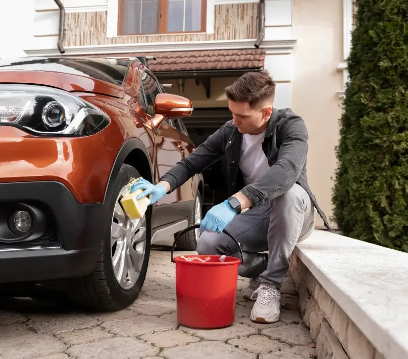 Lavage auto à domicile Briis-sous-Forges : professionnel intervenant sur un véhicule
